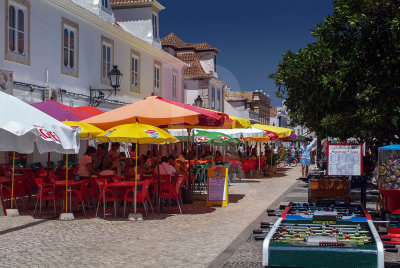 Turismo no Algarve: Areia, Esplanadas e Matrecos