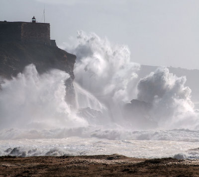 A arrebentação junto ao farol, em 3 de março de 2014