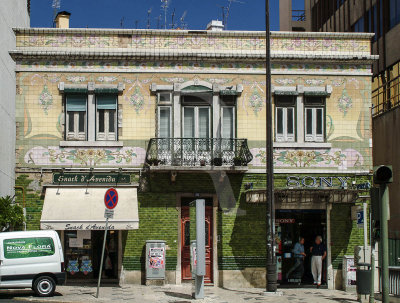 Prdio com fachada de azulejo Arte Nova na Av. Almirante Reis (Imvel de Interesse Pblico)