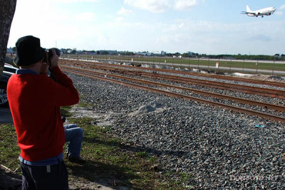 January 2011 - Bill Hough photographing Sky King landing at Miami International Airport