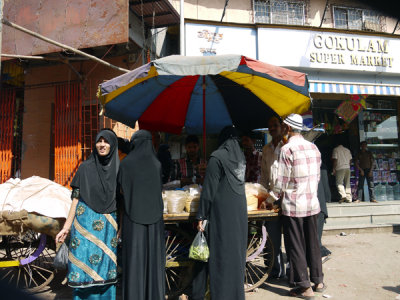 Sunday Shoppers, Haravi, Mumbai, India.