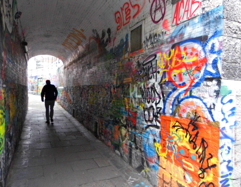 GRAFFITI STREET PASSAGEWAY