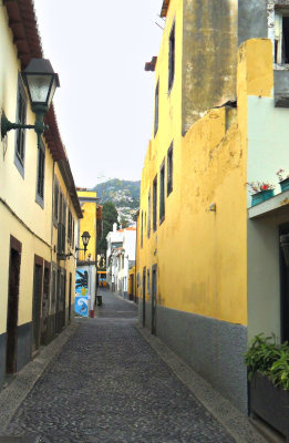 NARROW OLD TOWN STREETS