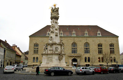 NATIONAL ARCHIVES BUILDING & HOLY TRINITY COLUMN