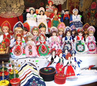 HUNGARIAN DOLL DISPLAY