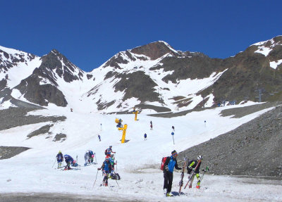 SKIERS ON THE STUBAI GLACIER