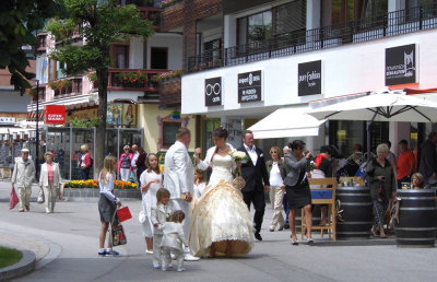 REGISTRY WEDDING COUPLE ARRIVE