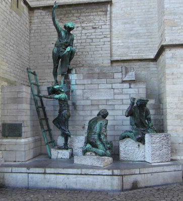 MONUMENT ON CATHEDRAL EXTERIOR