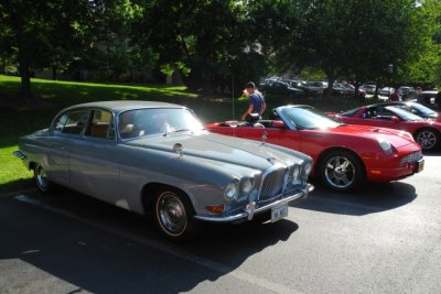 1966 Jaguar Mark X and early 2000s Ford Thunderbird (7898)