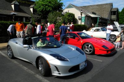 Tesla Roadster and Ferrari F40 (2293)