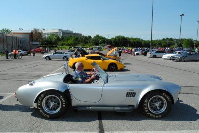 Shelby Cobra replica, with yellow Lotus Evora in the background (2926)