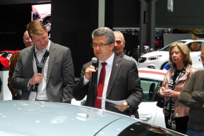 Paul Gregor (center), Porsche's national club coordinator, talks about the 2016 Cayman GT4. (981.1) (9565)