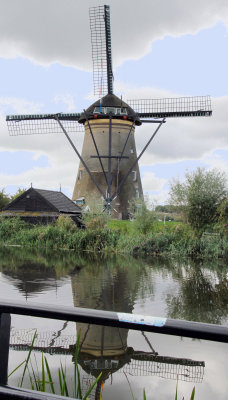 Kinderdijk windmill and reflection.jpg