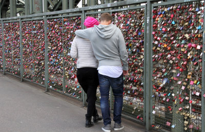 Cologne padlock love bridge.jpg