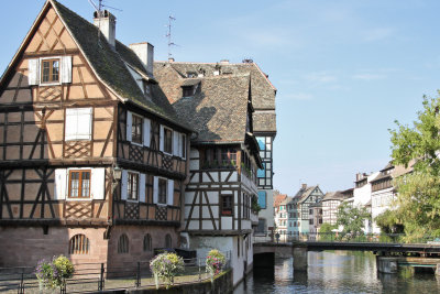 Strasbourg buildings by canal.jpg
