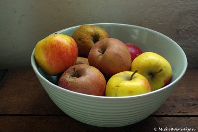 Bowl with apples