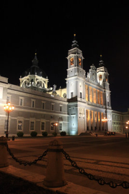night view of Almudena Cathedral.jpg