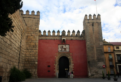 entrance of real alcazar.jpg