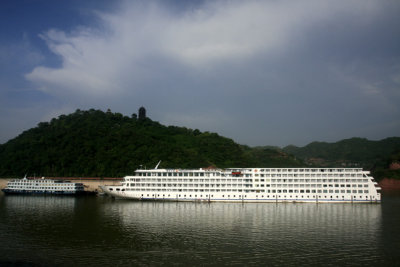 other cruises on the river.jpg