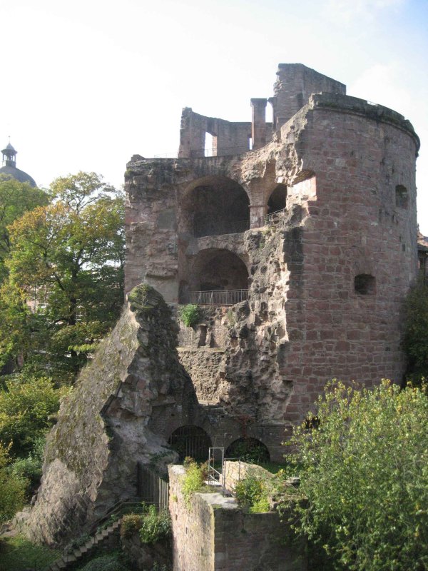 La tour rompue, cassée en deux suite au minage réalisé par larmée de Louis XIV