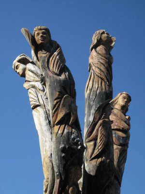 Une des nombreuses sculptures en bois ornant la ville