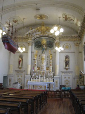 Eglise Notre-Dame-des-Victoires : un bateau pour que les fidles prient pour les marins ?