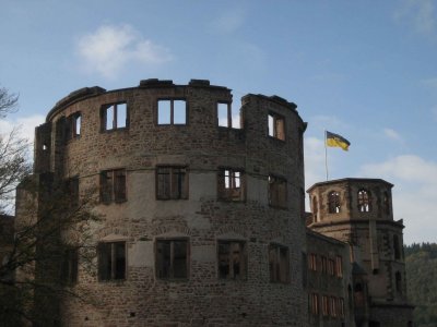Le drapeau de la ville d'Heidelberg flotte firement