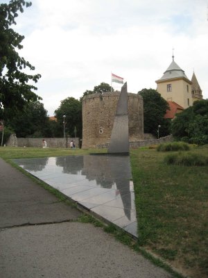 Devant la barbacane (la tour ronde), le monument aux morts