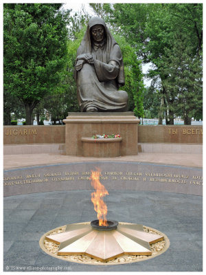 Crying Mother monument