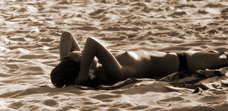Oh ce sein qui pointe dans les rides du sable