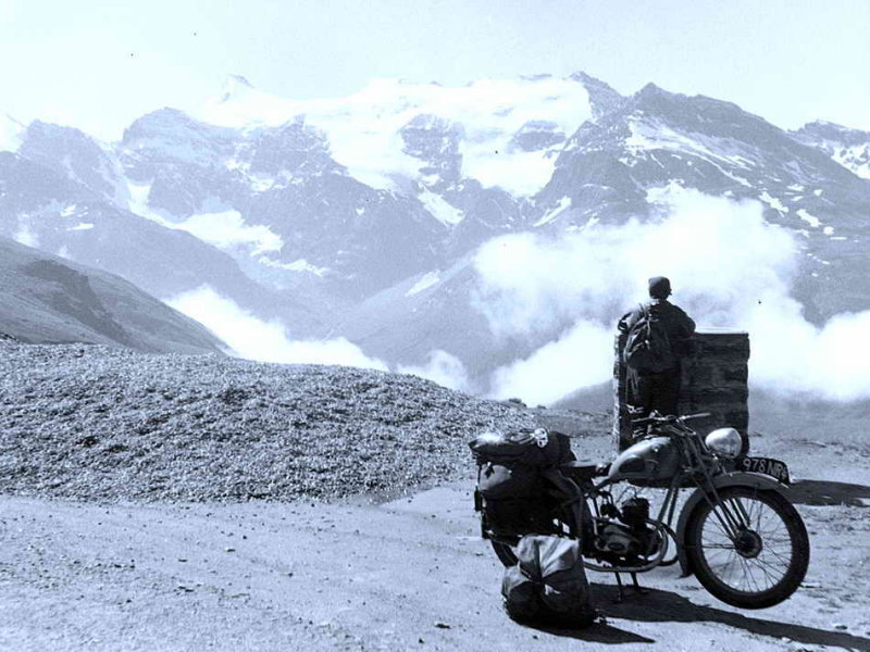 Robert au col de lIseran et sa 125 cm3