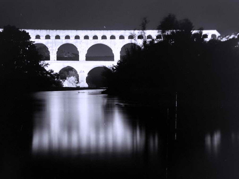 Le Pont du Gard de nuit, en 1955 et dj mis en valeur