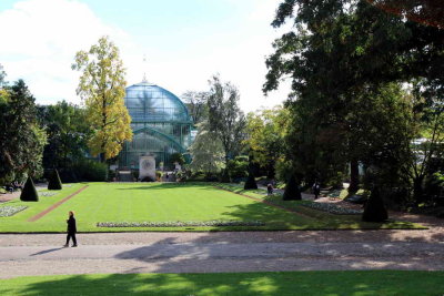 Dans le parc et en arrire-plan les serres dAuteuil