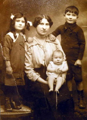 Mamie Cabanne, Gérard, Maïté et Hélène (6 mois)