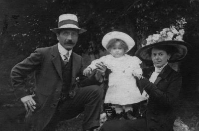 Avec JM Ollivier et Robert, 1 an, à Luchon, été 1912