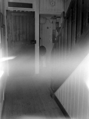 L'entrée, les toilettes et l'escalier qui monte à l'étage.