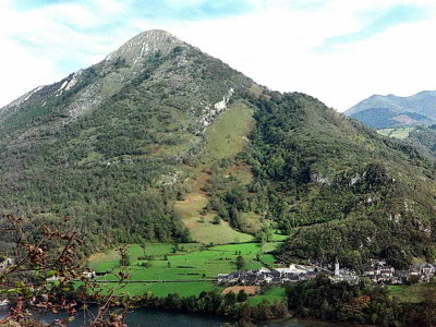 Village de Castet (440 m) au pied du Rey (1349 m)