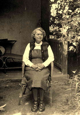 Blanche, devant le kiosque du jardin dEl Patio