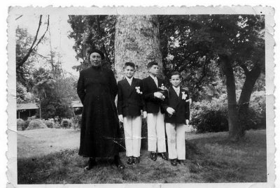 Avec l'abbé Etché, le jour de la Communion Solennelle en 1953