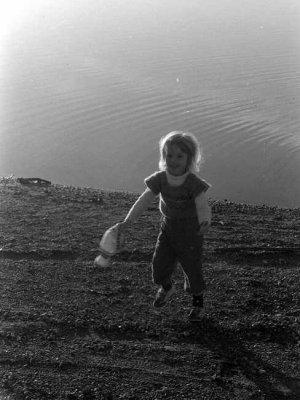 Isabelle sur les rives du lac de Miélan