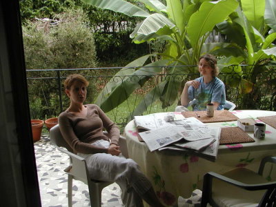 6 sept 2003. Avec Jennie Sarrailh sur la terrasse aux bananiers