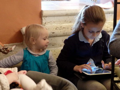 Maka et Soanne griffonnent sur une tablette
