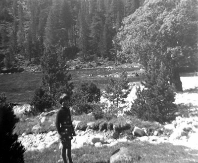  Hlne 9 ans prs du lac d'Ordon (Massif du Neouvielle)