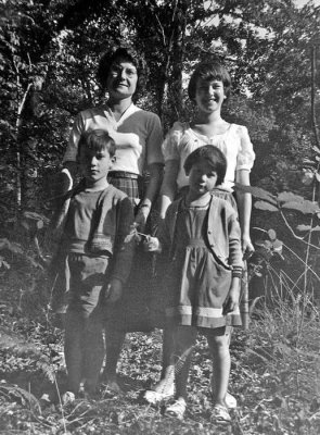 Photo de famille : Mam et Pierre, Christine et Hlne