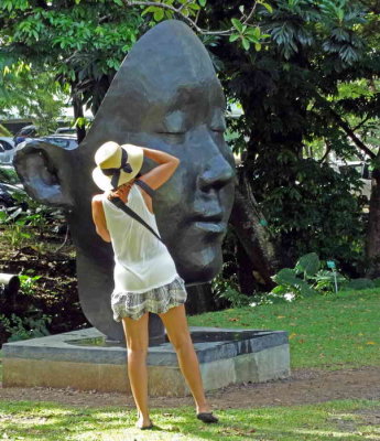 La demoiselle photographie un bronze d'une Virtual Yoona de Catherine Ikam et Louis Fléri. 2015.