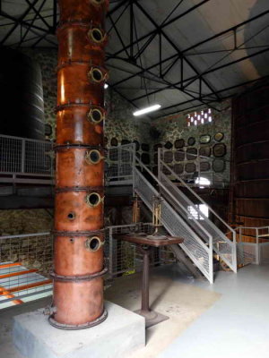 Superbe colonne à plateaux pour la distillation du rhum