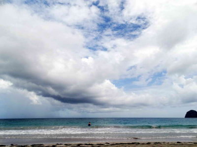 Gros nuage sur la plage du diamant en Martinique