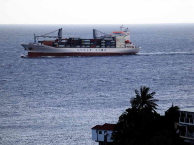 Un porte-containers passe.....