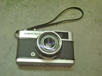 Olympus-Trip-35-camera-1967-early-metal-shutter-release.jpg