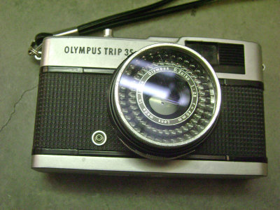 Olympus-Trip-35-camera-1967-early-metal-shutter-release--2.jpg